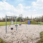 4 Person In Hovborg-by Traum
